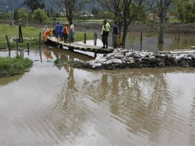 Autoridades tratan de reparar jarillón que se rompió en Cota