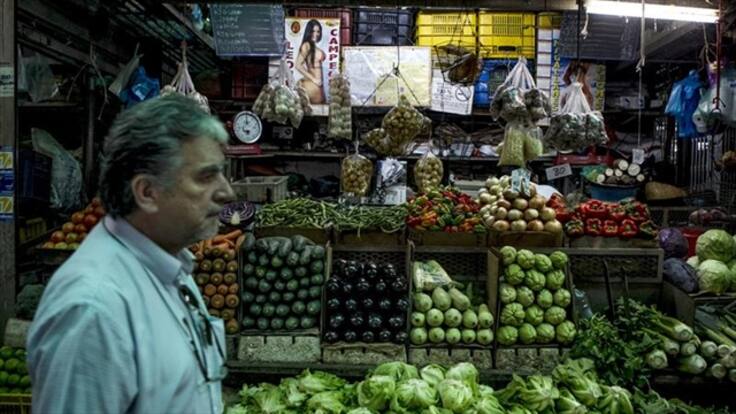 Venezolanos se quejan por insuficiente aumento salarial decretado