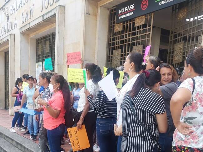 Personal de servicios generales de instituciones educativas exigen pagos de 2023