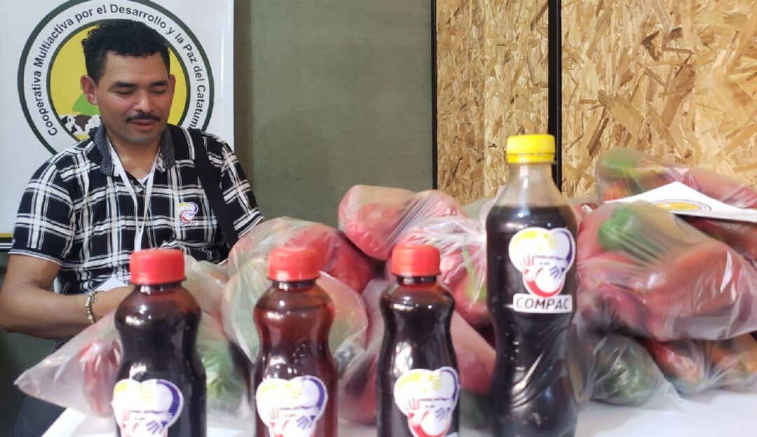 Reincorporados participaron de la feria tejiendo un acuerdo para la vida