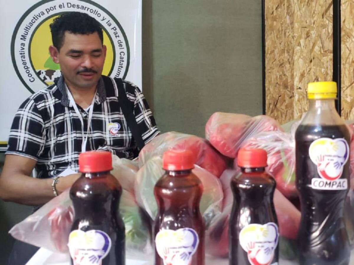 Reincorporados participaron de la feria tejiendo un acuerdo para la vida