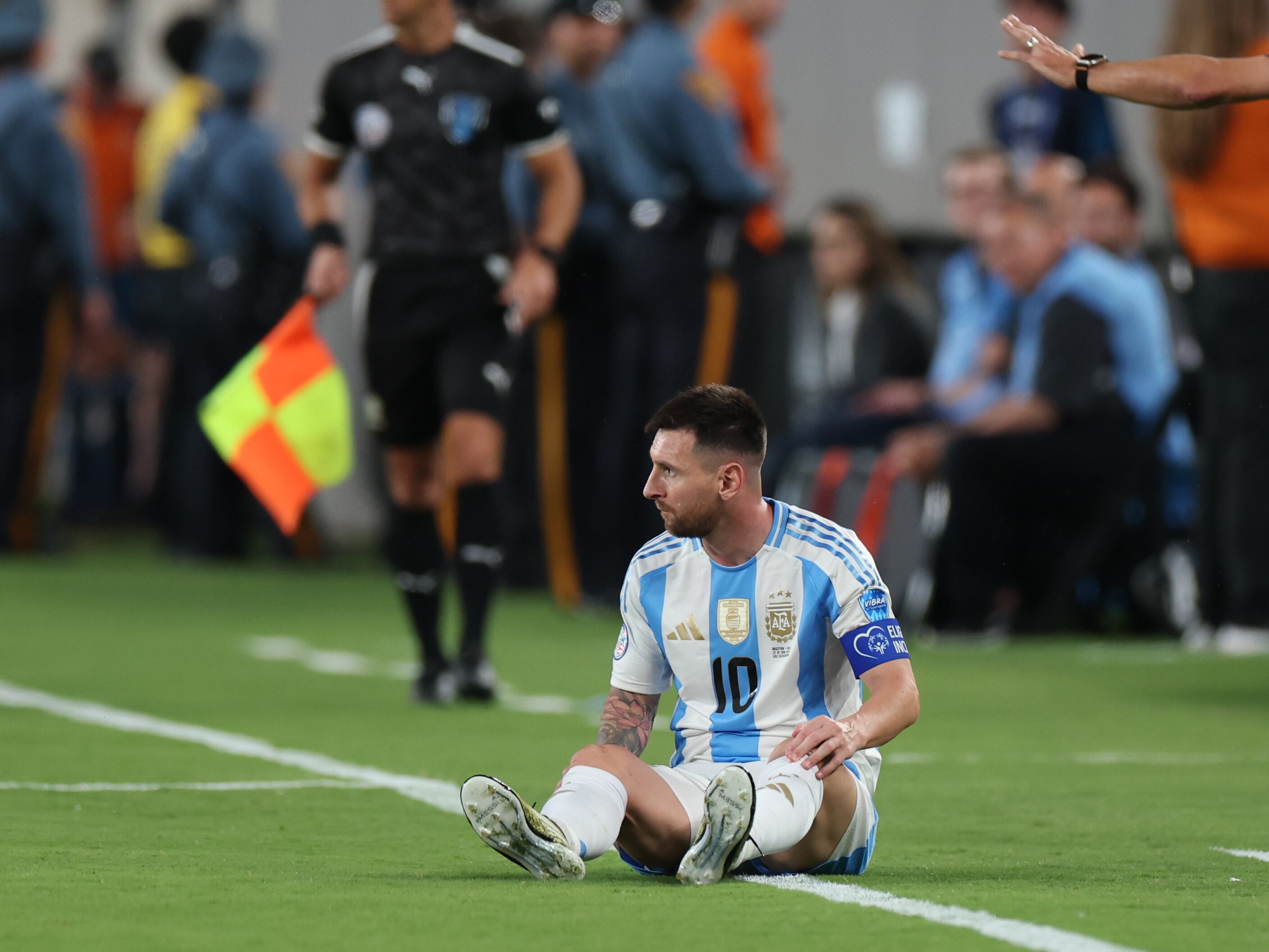 Lionel Messi en el momento en que presentó una molestia muscular en el duelo ante Chile. (Photo by Rob Carr/Getty Images)