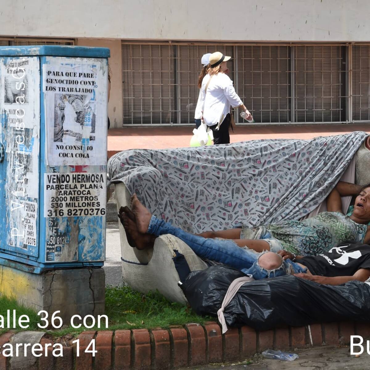La pareja que duerme en separador de la calle 36