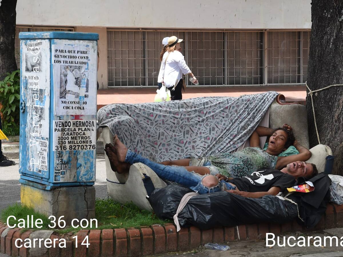 La pareja que duerme en separador de la calle 36