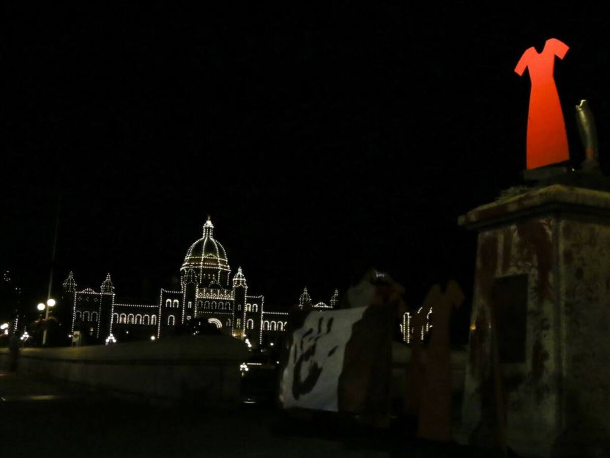 Manifestantes tumban estatuas en Canadá ante hallazgo de tumbas indígenas