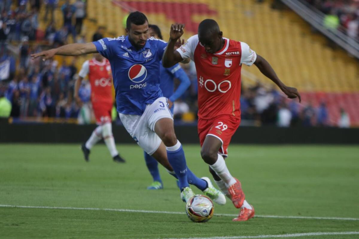 Mosquera con la posesión del balón ante la marca de Cadavid
