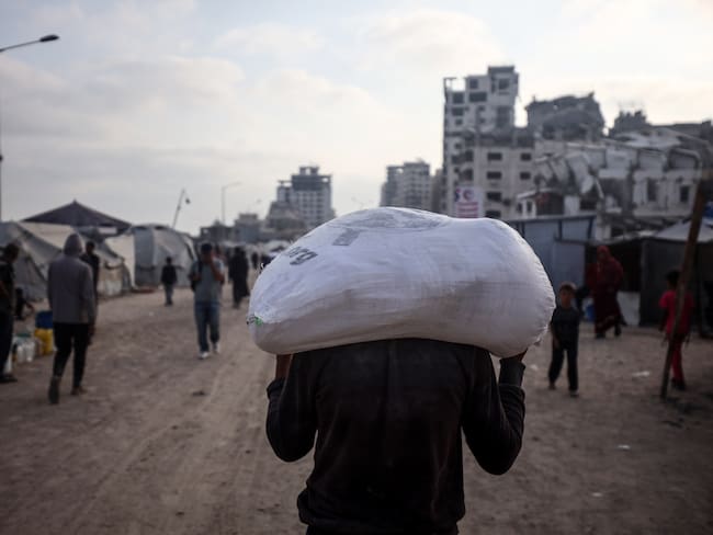 Ciudadanos palestinos con bolsas de ayuda humanitaria en Franja de Gaza. FOTO: Majdi Fathi/NurPhoto via Getty Images
