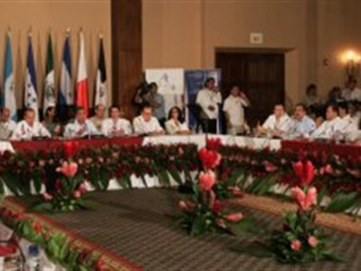 Llegan a Cartagena los presidentes que participarán en la Cumbre del grupo de Tuxtla