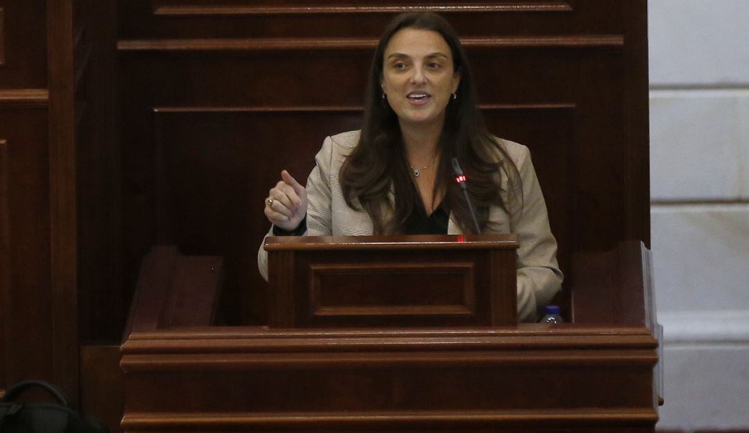La funcionaria sale del cargo en medio de la polémica por un contrato de conectividad