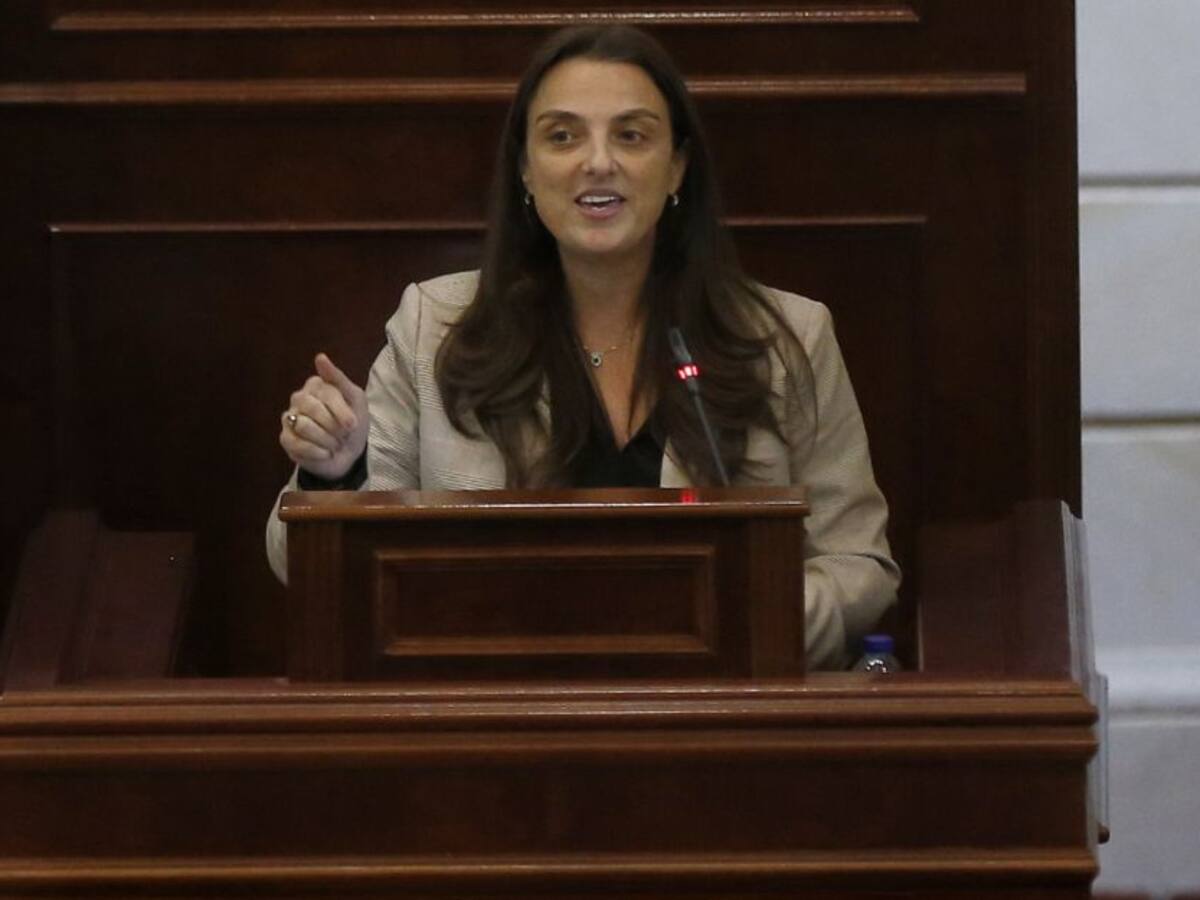 Pese a su salida, piden votar la moción de censura contra Karen Abudinen