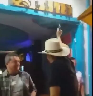 Alcalde de Filandia, Quindío con arma de juguete Foto Cortesía video ciudadanos