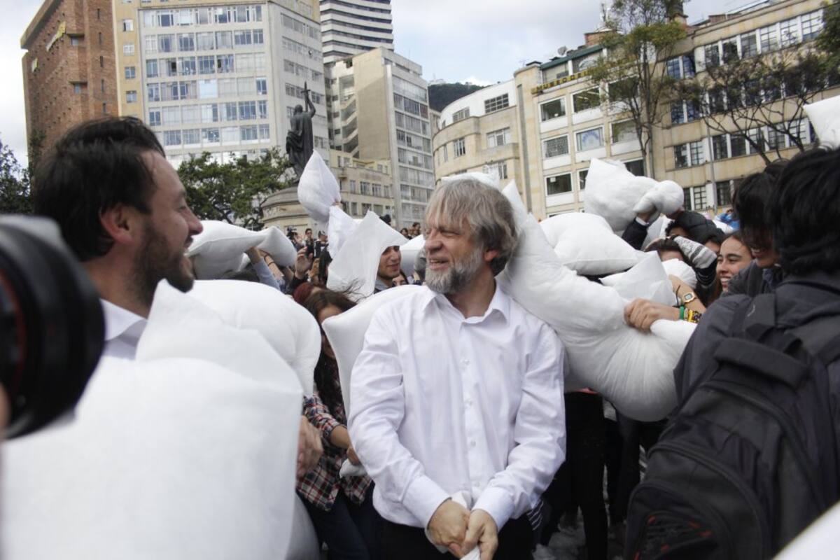 Decenas de bogotanos se concentran desde las 4 de la tarde en la Plazoleta Rosario.