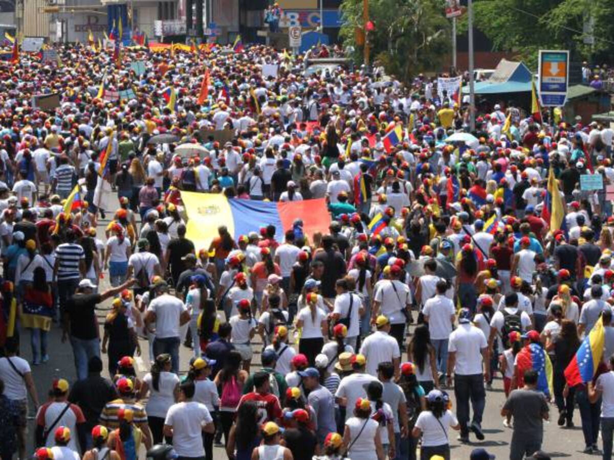 Más de 10 heridos dejan enfrentamientos entre estudiantes y fuerza pública en Venezuela