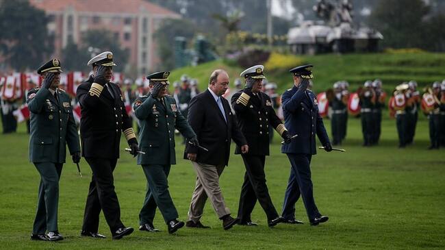 Lu9is Carlos Villegas, ministro de Defensa, acompañado de miembros de la cúpula de las Fuerzas Militares. Foto: Colprensa/Mauricio Alvarado