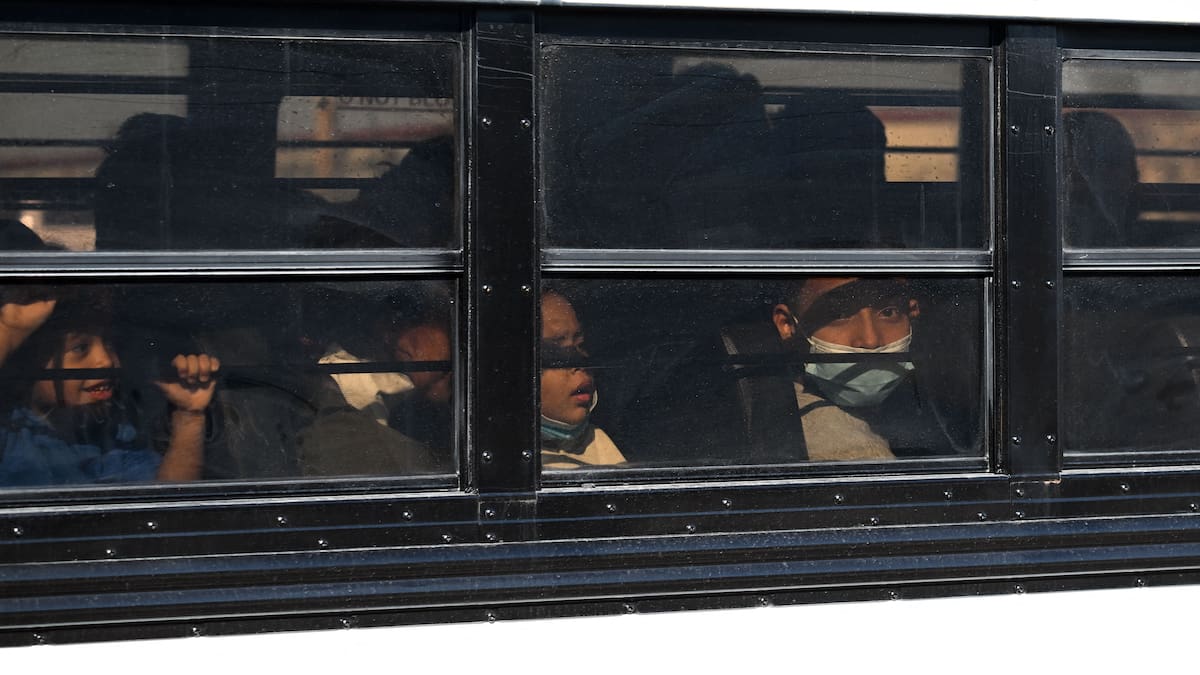 Hallan a más de 250 migrantes hacinados en un tráiler en el sur de México
