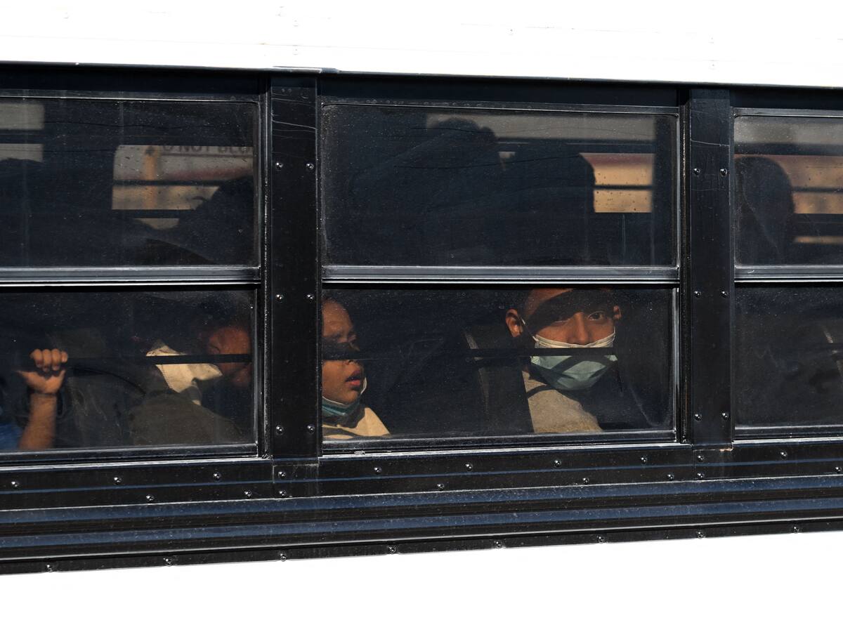 Hallan a más de 250 migrantes hacinados en un tráiler en el sur de México