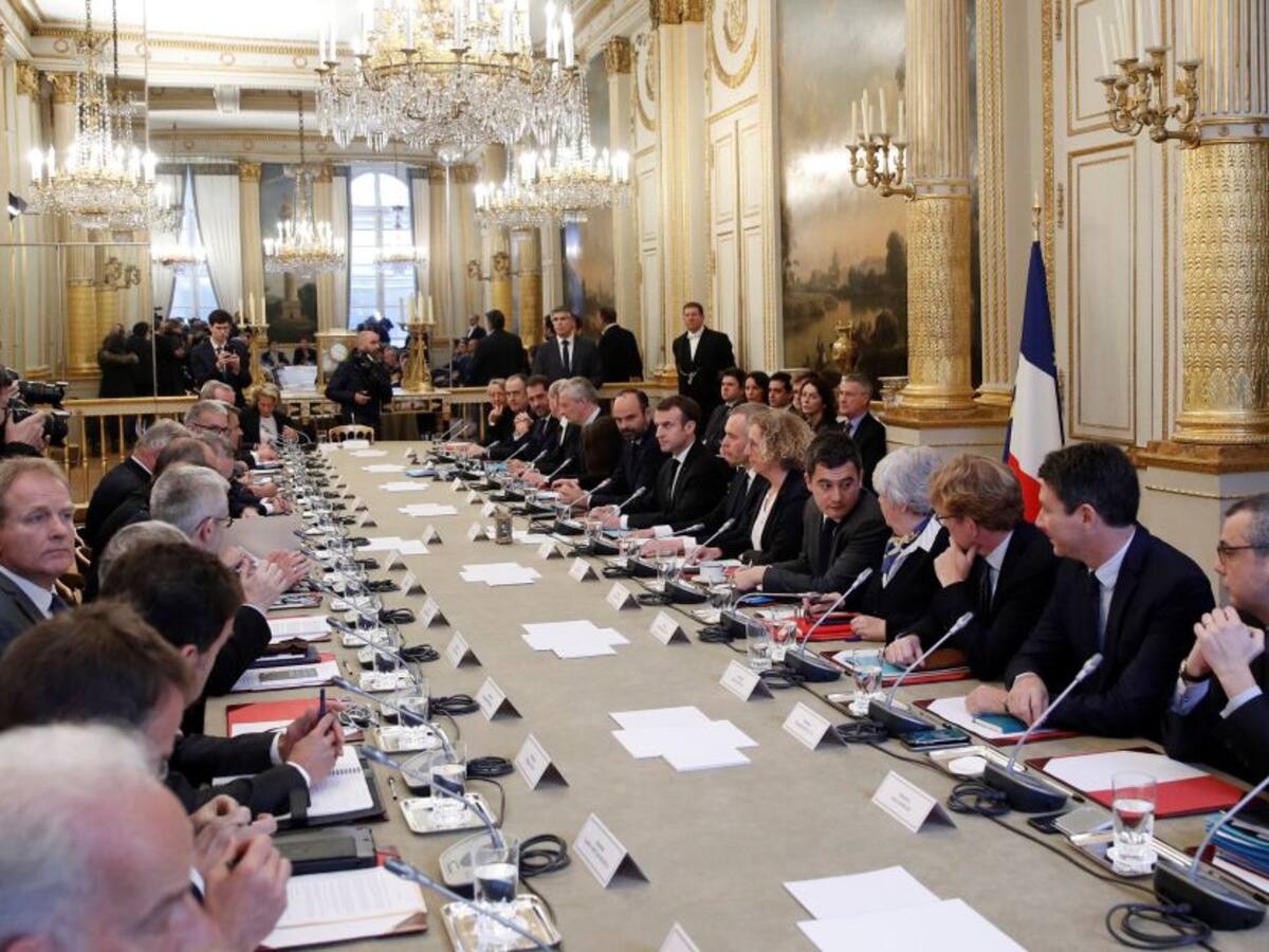 Macron discute medidas para contener crisis de “chalecos amarillos”