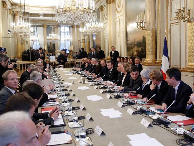 Macron discute medidas para contener crisis de “chalecos amarillos”