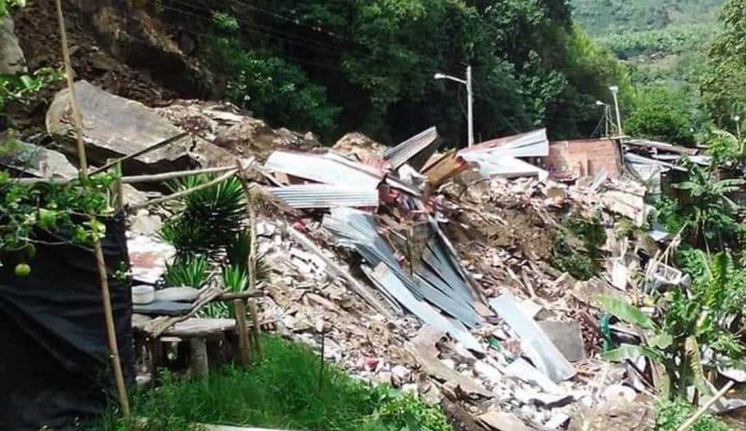 Dos casas quedaron destruidas en el lugar. 