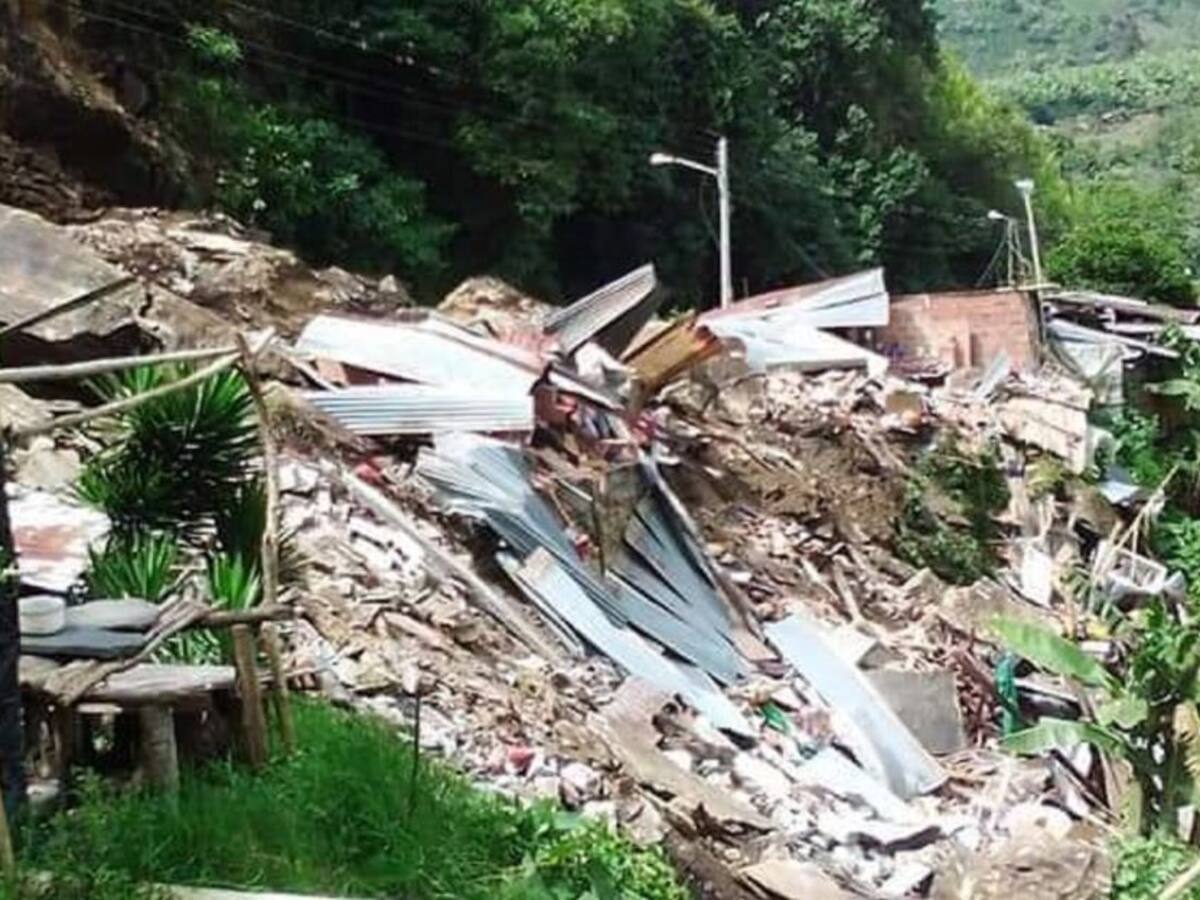 Deslizamiento de rocas dejó 3 heridos en Cajamarca, Tolima