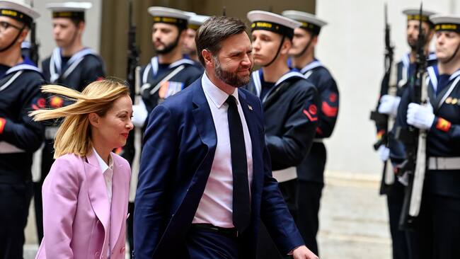 Rome (Italy), 18/04/2025.- Italian Prime Minister Giorgia Meloni (L) welcomes US Vice President James David Vance (R) during their meeting at Palazzo Chigi in Rome, Italy, 18 April 2025. (Italia, Roma) EFE/EPA/RICCARDO ANTIMIANI