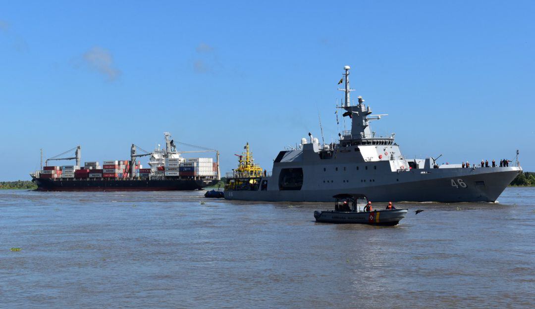 Buque A.R.C. 20 de Julio en el Río Magdalena