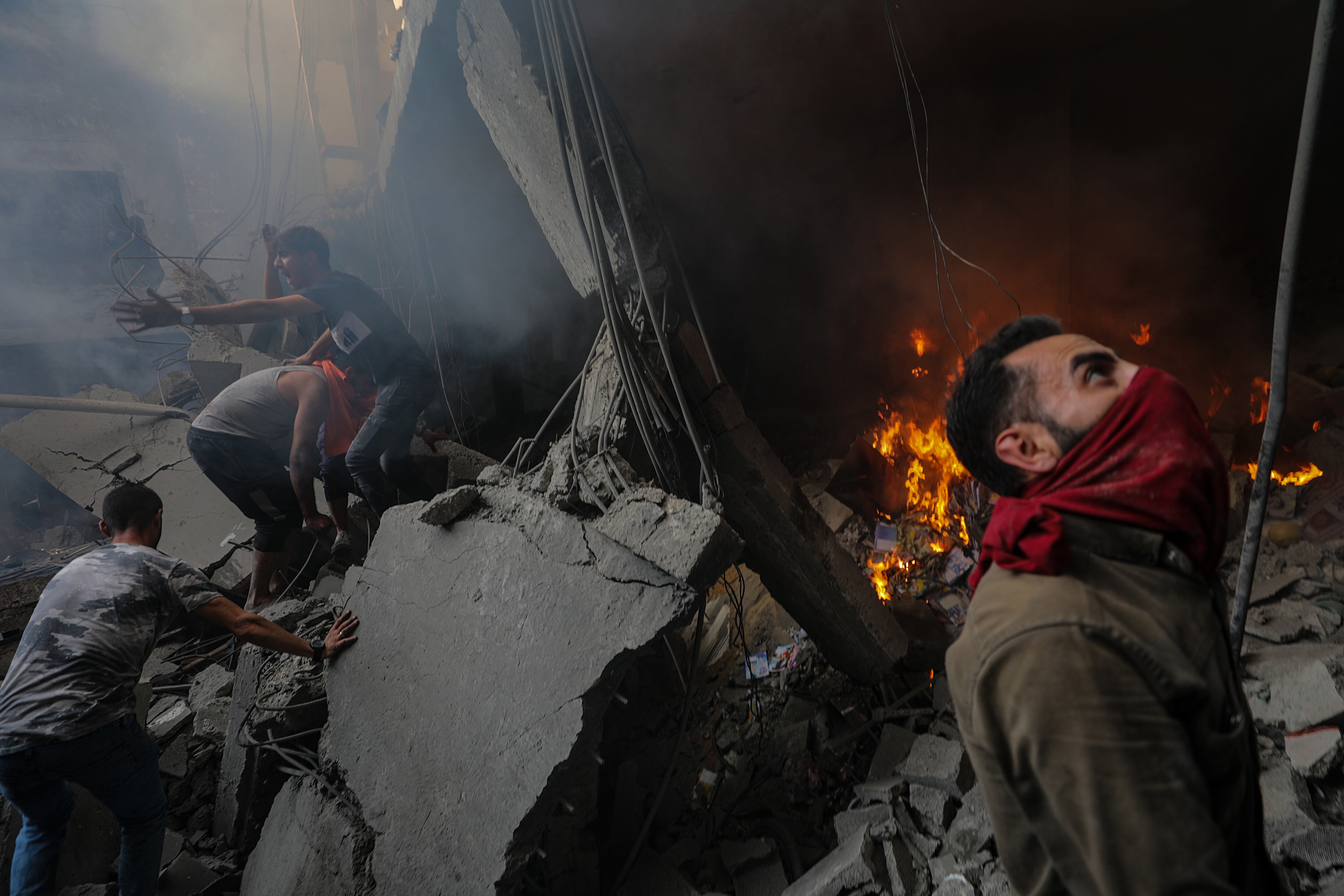 Gaza (---), 14/10/2023.- People search for survivors at the site of an Israeli rocket attack in Al-Shati refugee camp in the west of Gaza City on, 14 October 2023. The Israeli Defense Force (IDF) on 13 October called for the evacuation of all civilians of northern Gaza ahead of an expected ground invasion. More than 1,300 Israelis have been killed and over 3,200 others injured, according to the IDF, after the Islamist movement Hamas launched an attack against Israel from the Gaza Strip on 07 October. More than 2,000 Palestinians have been killed and over 8,700 others injured in Gaza since Israel launched retaliatory air strikes, the Palestinian health ministry said. EFE/EPA/MOHAMMED SABER