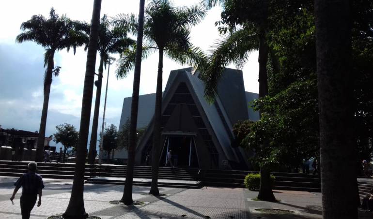 Facebook caracol radio Armenia 1150am línea whatsapp 3155681277 Twitter @caracolRArmenia 