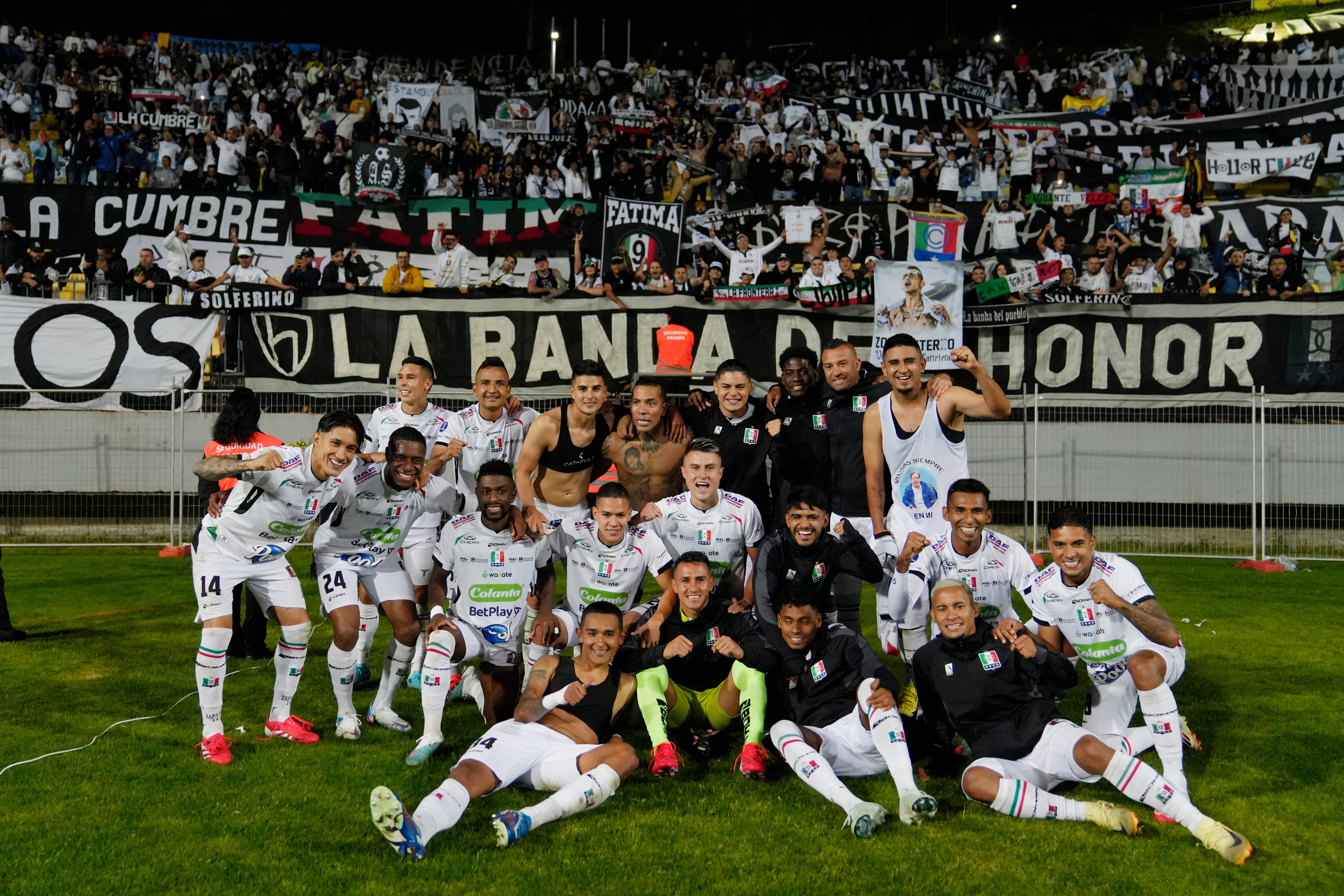 AME7650. VIÑA DEL MAR (CHILE), 09/04/2025.- Jugadores de Once Caldas celebran tras ganar ante Union Española este miércoles, en un partido de la fase de grupos de la Copa Sudamericana entre Unión Española y Once Caldas en el estadio Sausalito, en Viña del Mar (Chile).  EFE/ Adriana Thomasa