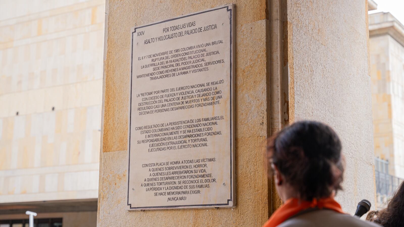 Nueva placa conmemorativa de la toma y retoma del Palacio de Justicia.