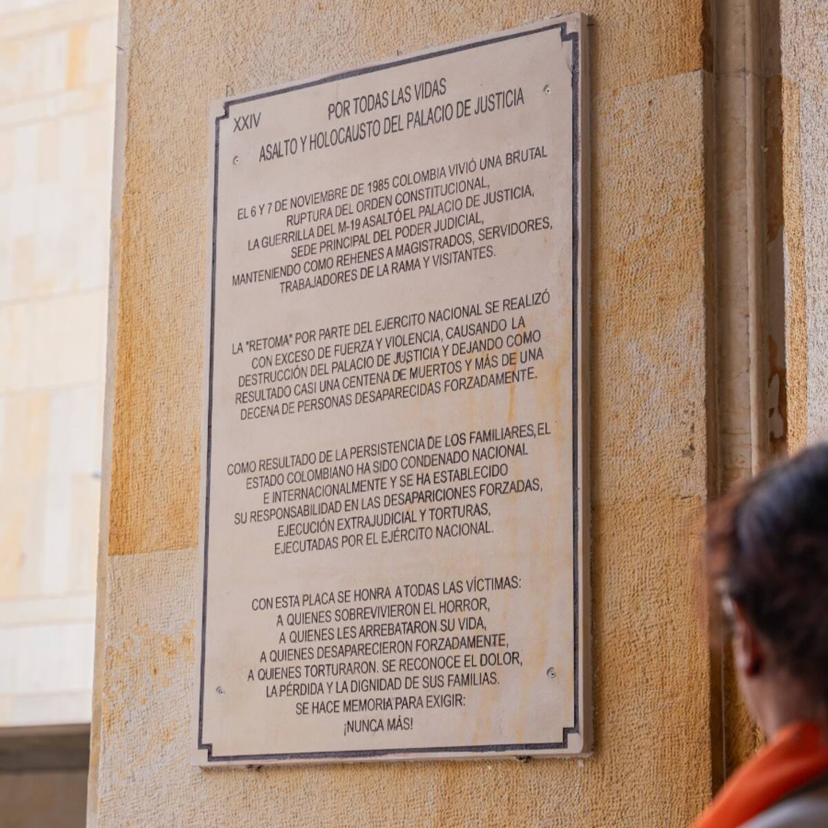 La JEP y la Alcaldía de Bogotá develan nueva placa conmemorativa a víctimas del Palacio de Justicia