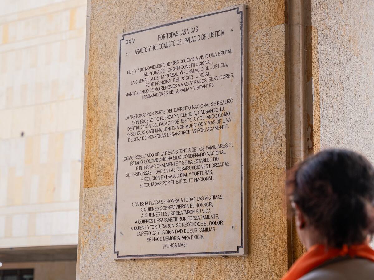 La JEP y la Alcaldía de Bogotá develan nueva placa conmemorativa a víctimas del Palacio de Justicia