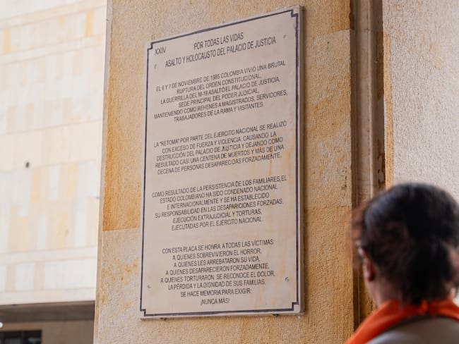 Nueva placa conmemorativa de la toma y retoma del Palacio de Justicia.