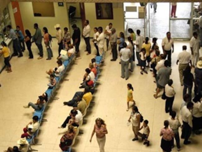 Secretaría de Salud de Bogotá ordena eliminación inmediata de filas para pedir citas médicas