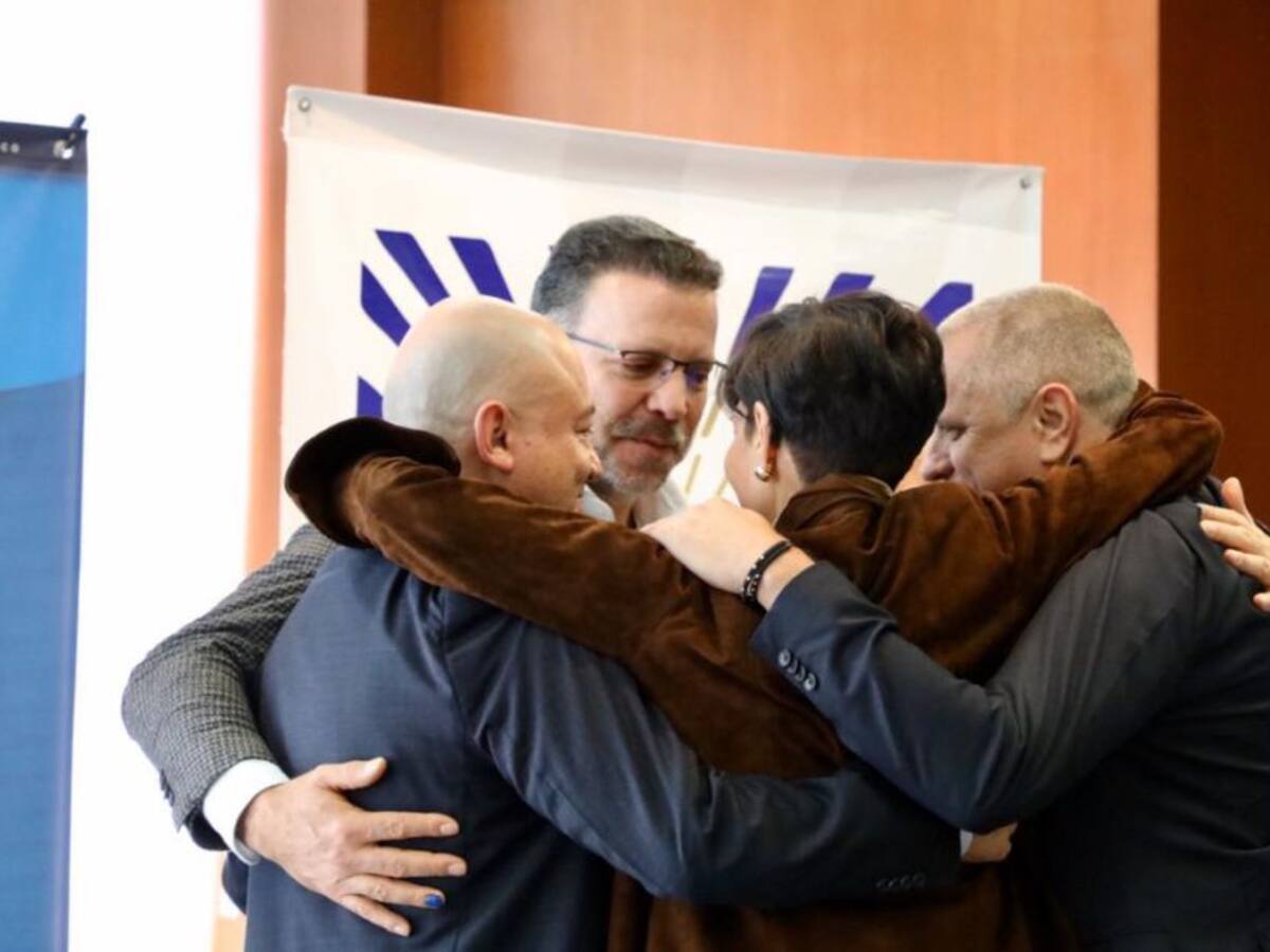 Emotivo abrazo entre víctima y victimarios de atentado al Club el Nogal