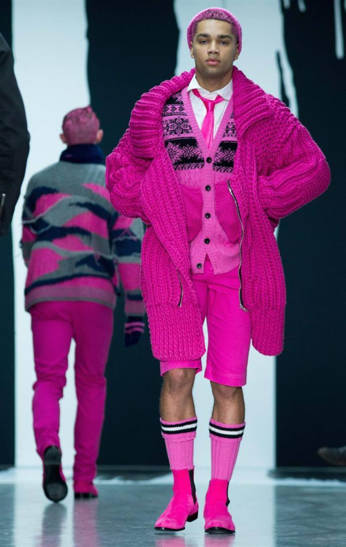 Una serie de modelos presentan la colección de otoño, invierno 2015 en la semana de la moda masculina en Londres, Inglaterra, que se realizará hasta el próximo 12 de enero.