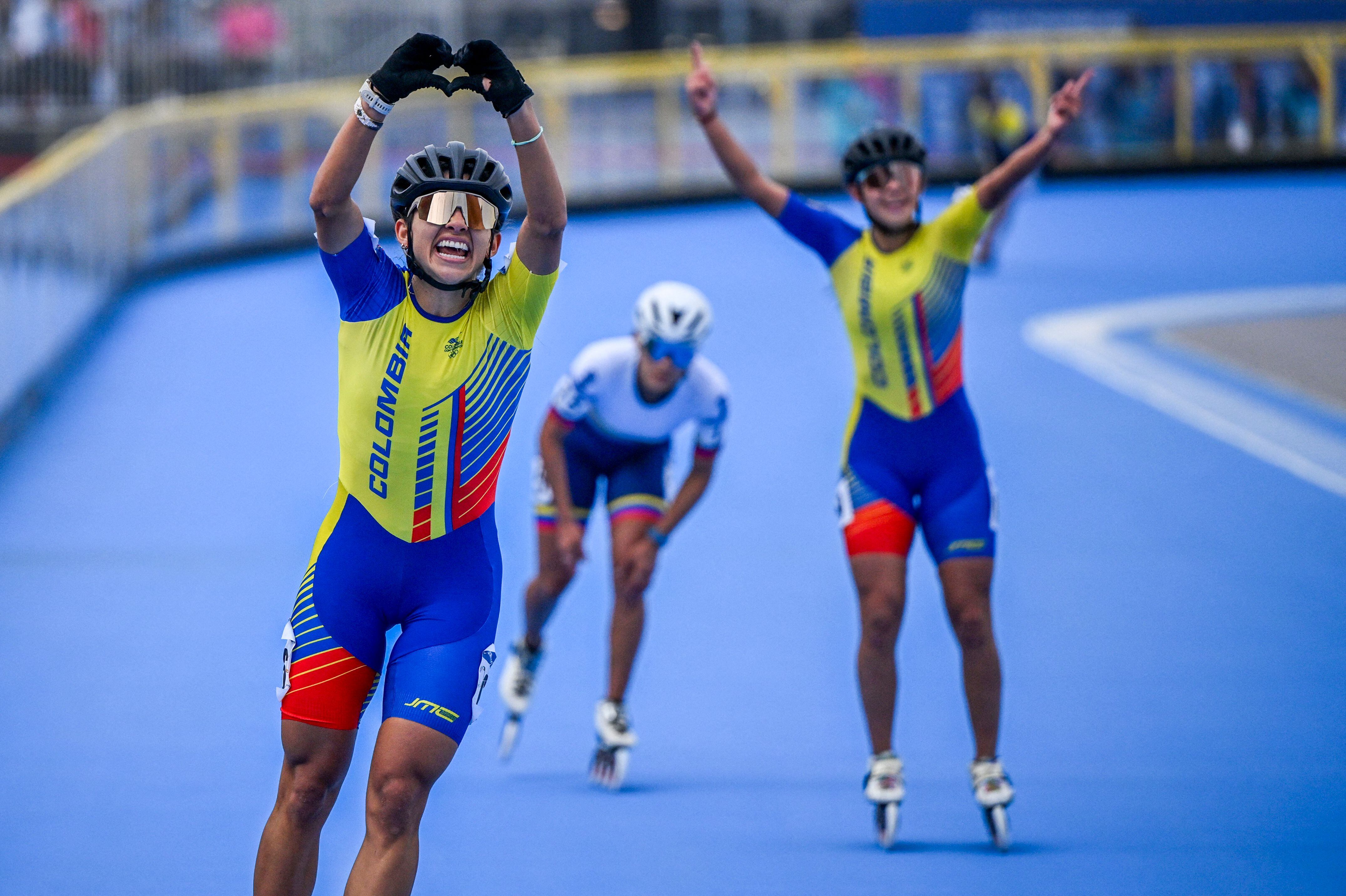 Fabriana Arias y Gabriela Rueda celebrando tras conseguir las medallas de oro y plata en los Juegos Panemericanos. (Photo by ERNESTO BENAVIDES / AFP) (Photo by ERNESTO BENAVIDES/AFP via Getty Images)