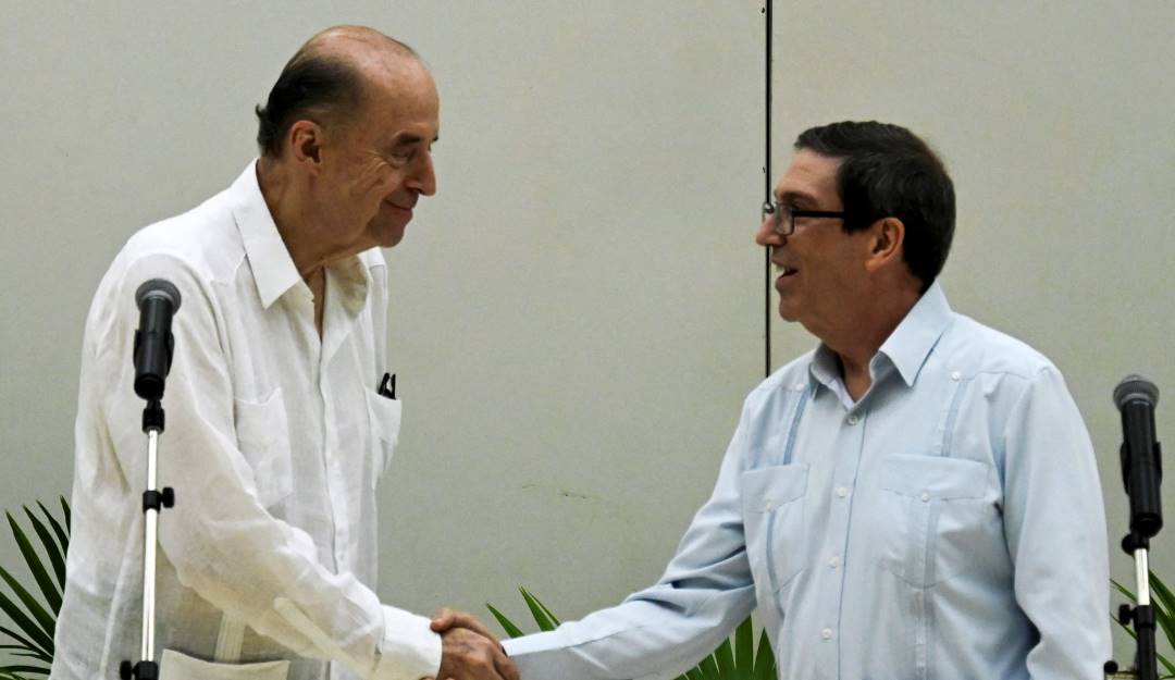 El canciller de Colombia, Álvaro Leyva, y su homólogo cubano, Bruno Rodríguez.                Foto: Getty 