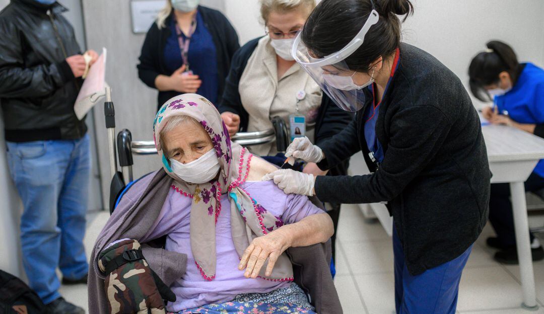 Vacunación de adultos mayores en Turquía