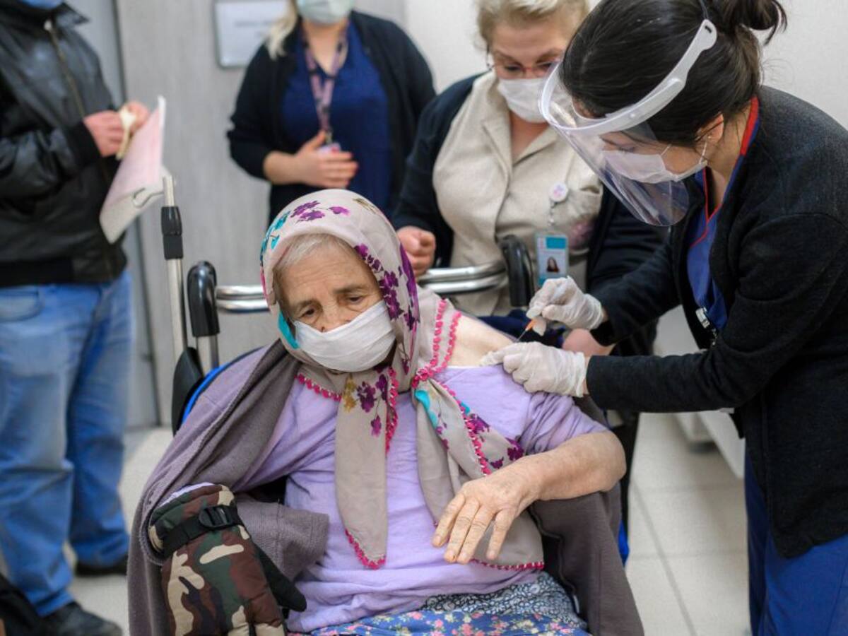 Vacuna AstraZeneca no es recomendada para mayores de 65: científicos