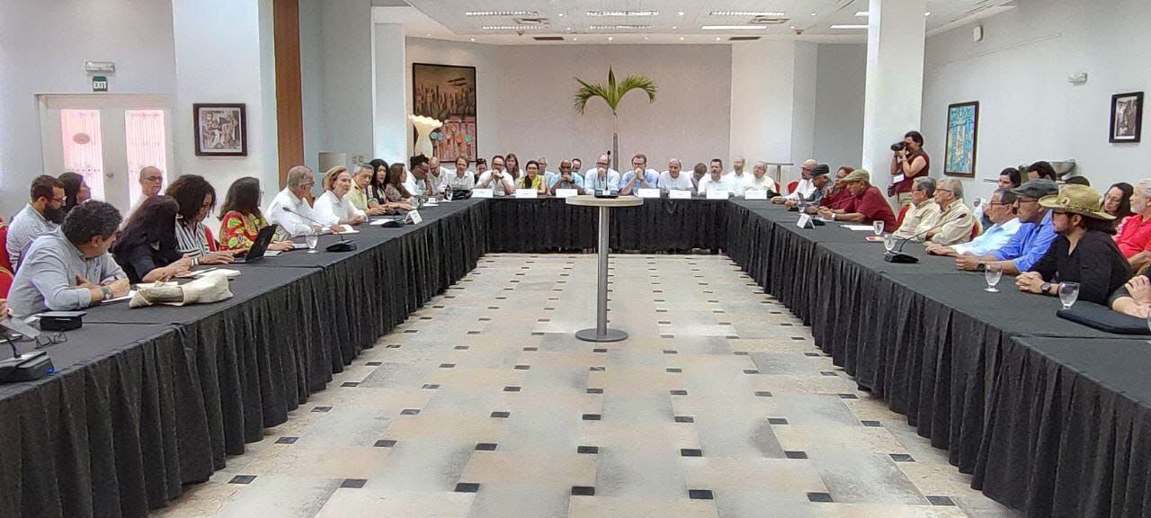 En La Habana, Cuba, las delegaciones del Gobierno y el ELN se reúnen con el Mindefensa Iván Velásquez