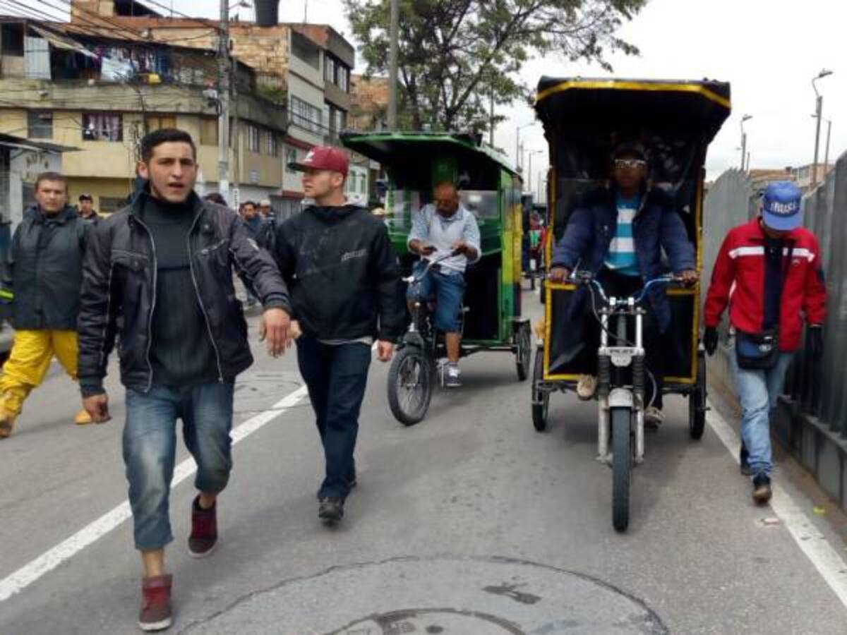 Caos de movilidad en el occidente de Bogotá por bloqueos de bicitaxistas