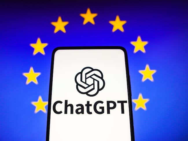 Chat GPT en logo de la Unión Europea, imagen de referencia | Foto: GettyImages