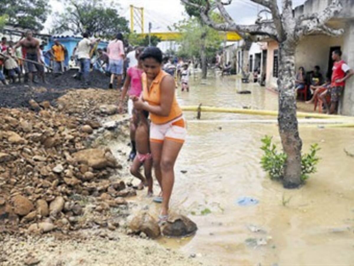 Gobernación de Bolívar entrega ayudas a damnificados por el invierno