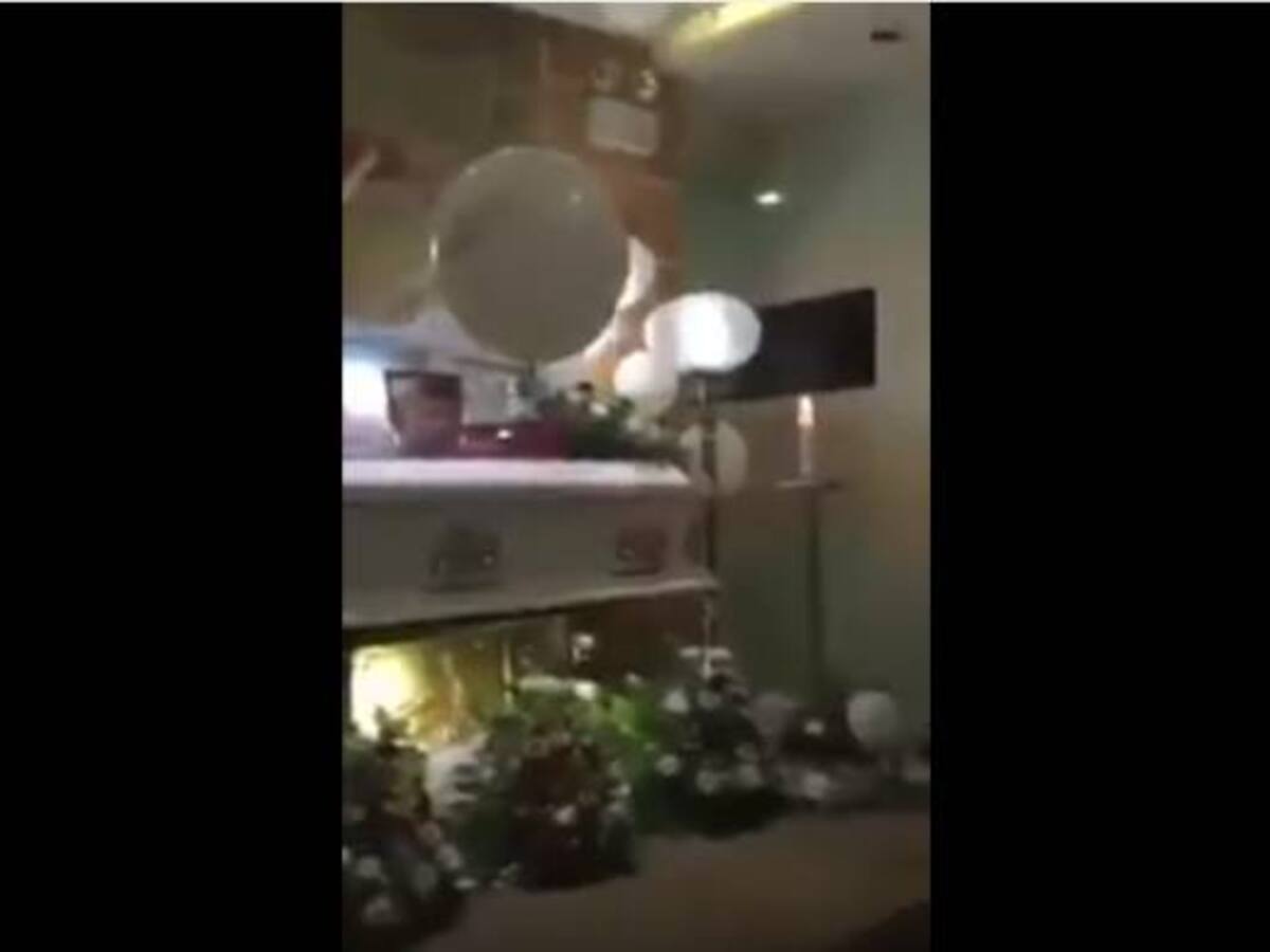 Madre es consolada presuntamente por el "fantasma" de su hijo