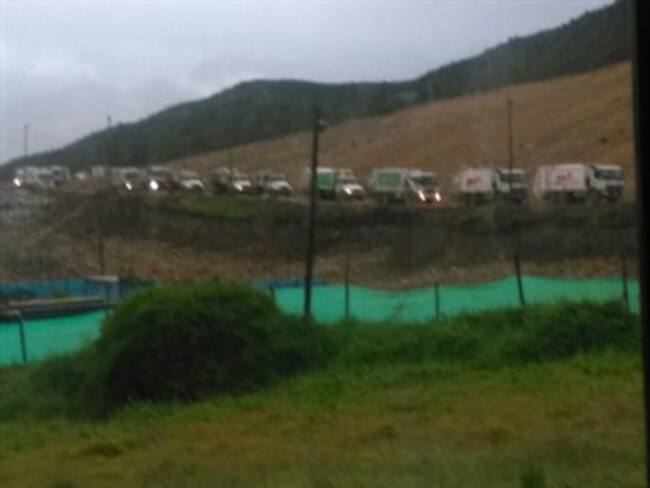 Continúan las largas filas de compactadores en Doña Juana