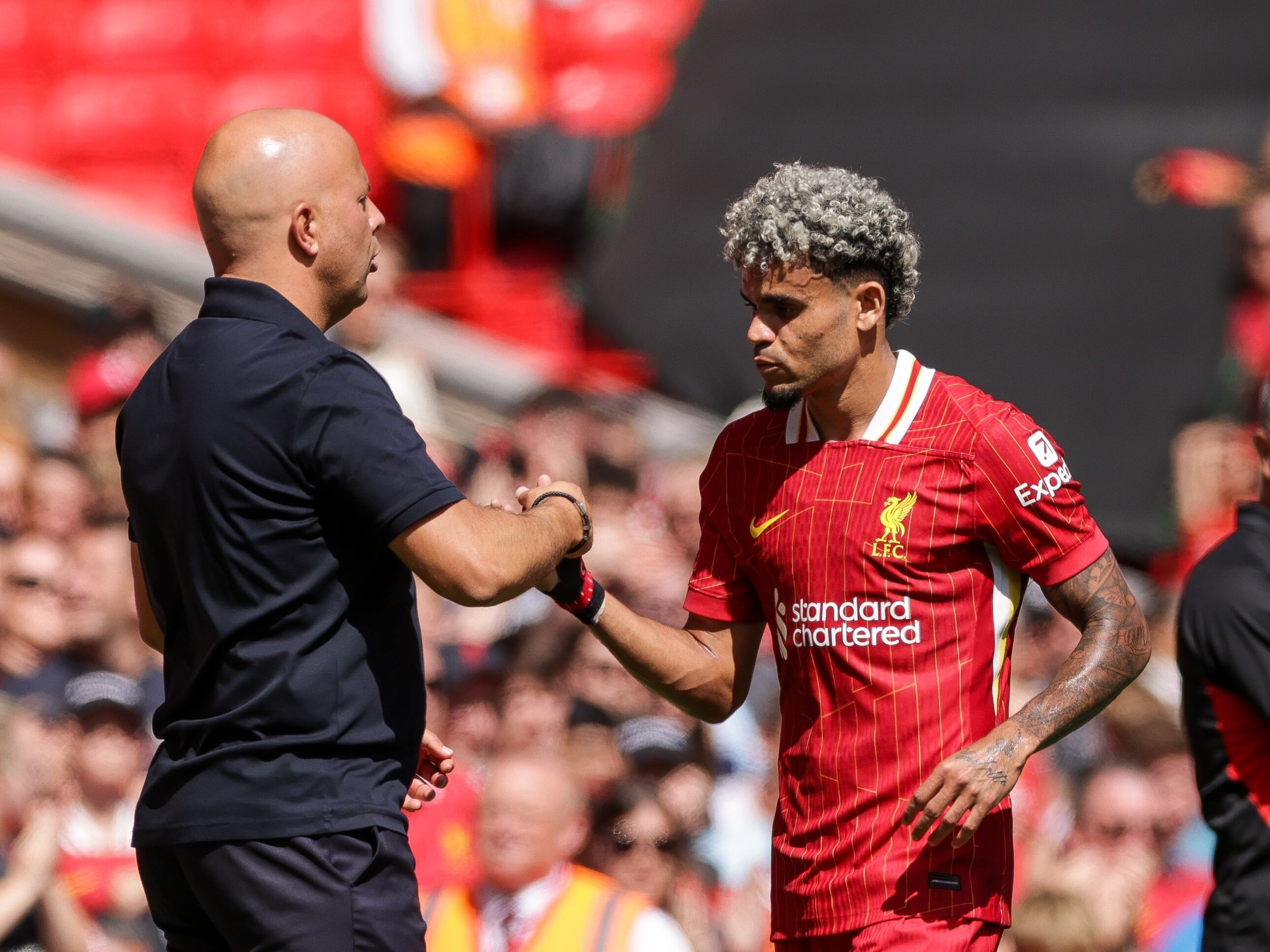 Arne Slot, técnico del Liverpool, saluda a Luis Díaz tras su actuación ante el Sevilla. (Photo by Barrington Coombs/Getty Images)