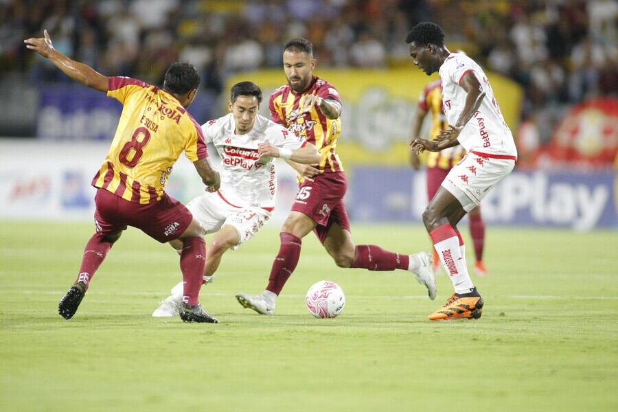 Duelo de Liga entre Deportes Tolima e Independiente Santa Fe / Colprensa