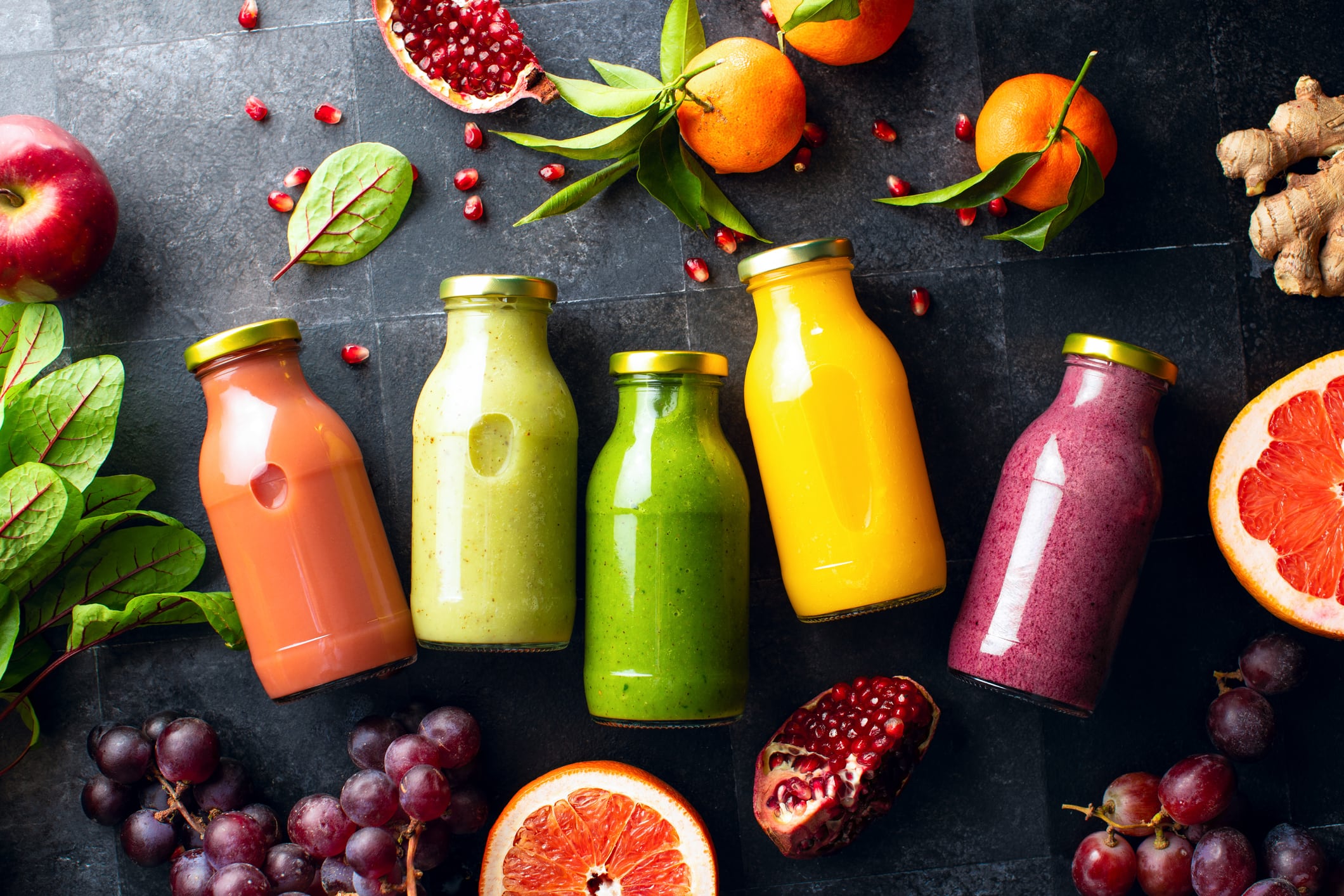 Jugos de diferentes sabores en una superficie (Foto vía Getty Images)