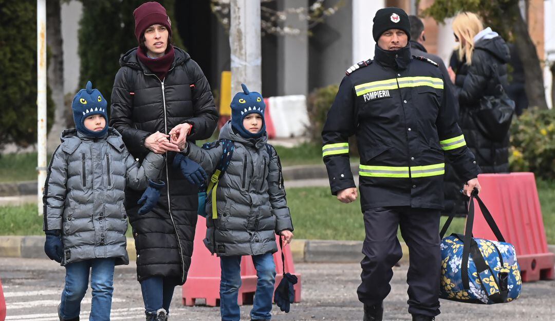 Refugiados ucranianos saliendo de Ucrania
